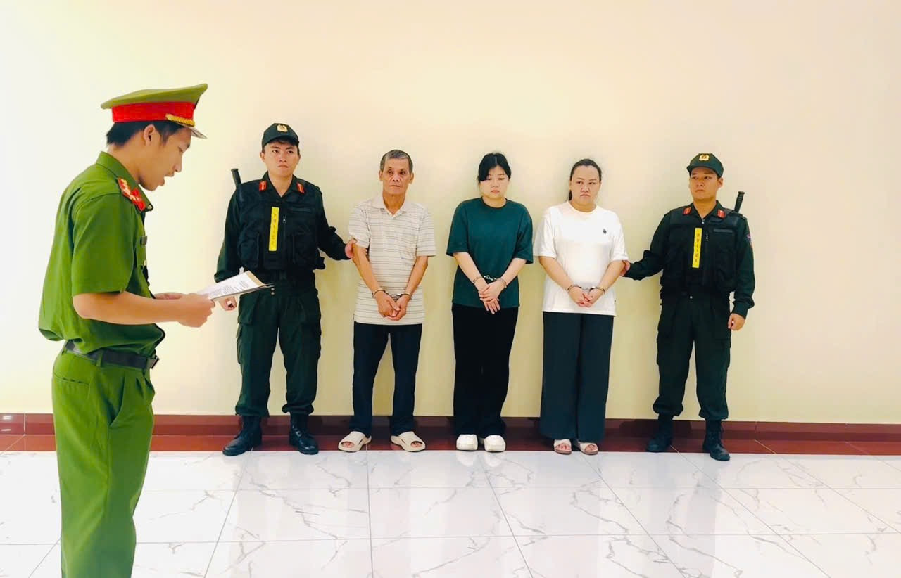 Thi hành lệnh bắt tạm giam 3 Giám đốc liên quan đến 30 gói thầu tại các đơn vị điện lực - Ảnh 1.