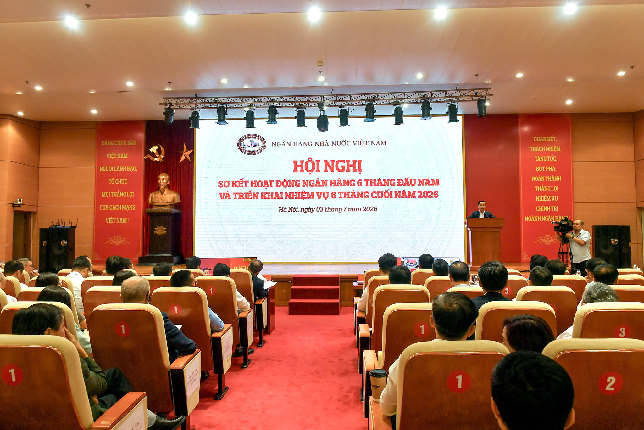 Thống đốc NHNN Phạm Đức Ấn chỉ đạo đẩy mạnh xử lý nợ xấu, tái cơ cấu ngân hàng yếu kém - Ảnh 2.
