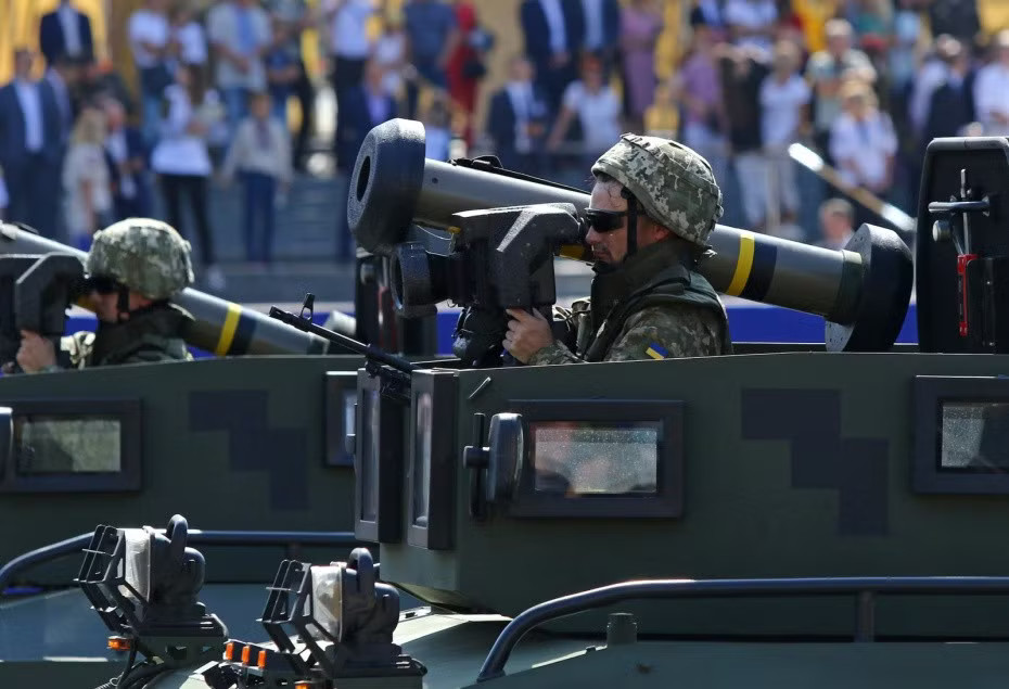Binh sĩ Ukraine vác tên lửa Javelin . Ảnh: Shutterstock. Vũ khí từ Ukraine tràn vào chợ đen, mafia Ý bị phát hiện mua UAV - Ảnh 1.