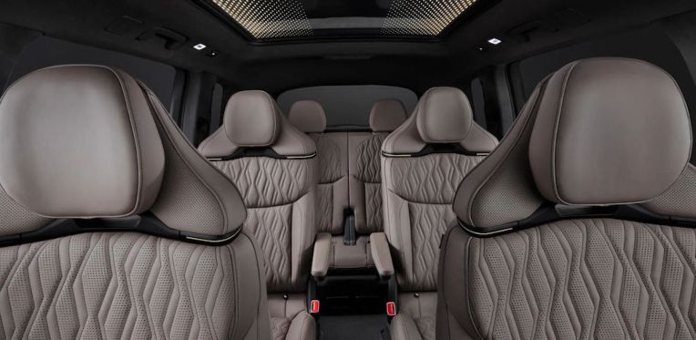 Không gian nội thất 6 chỗ ngồi với hàng ghế VIP thứ 2