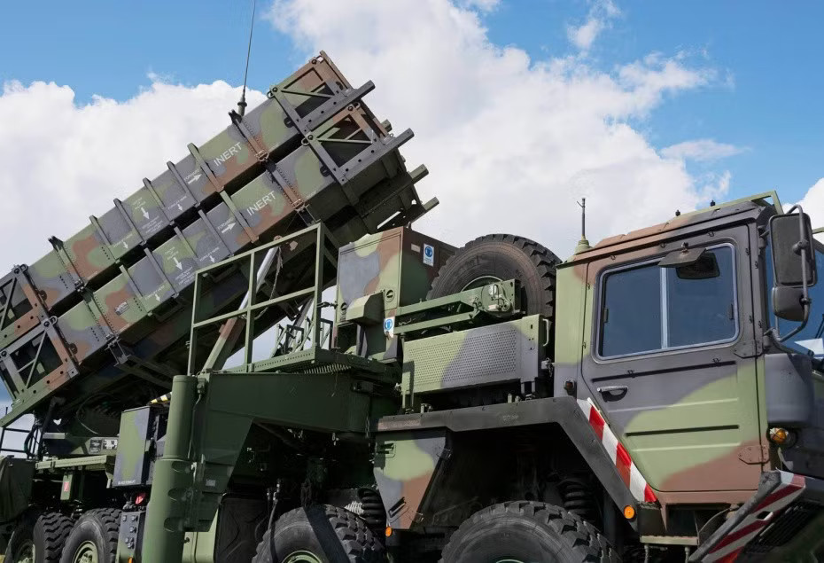 Hệ thống phòng không Patriot. Ảnh: Global Look Press. Vũ khí từ Ukraine tràn vào chợ đen, mafia Ý bị phát hiện mua UAV - Ảnh 2.