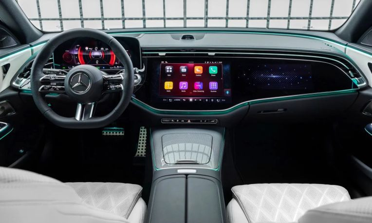 Khoang lái Mercedes-Benz E 350e