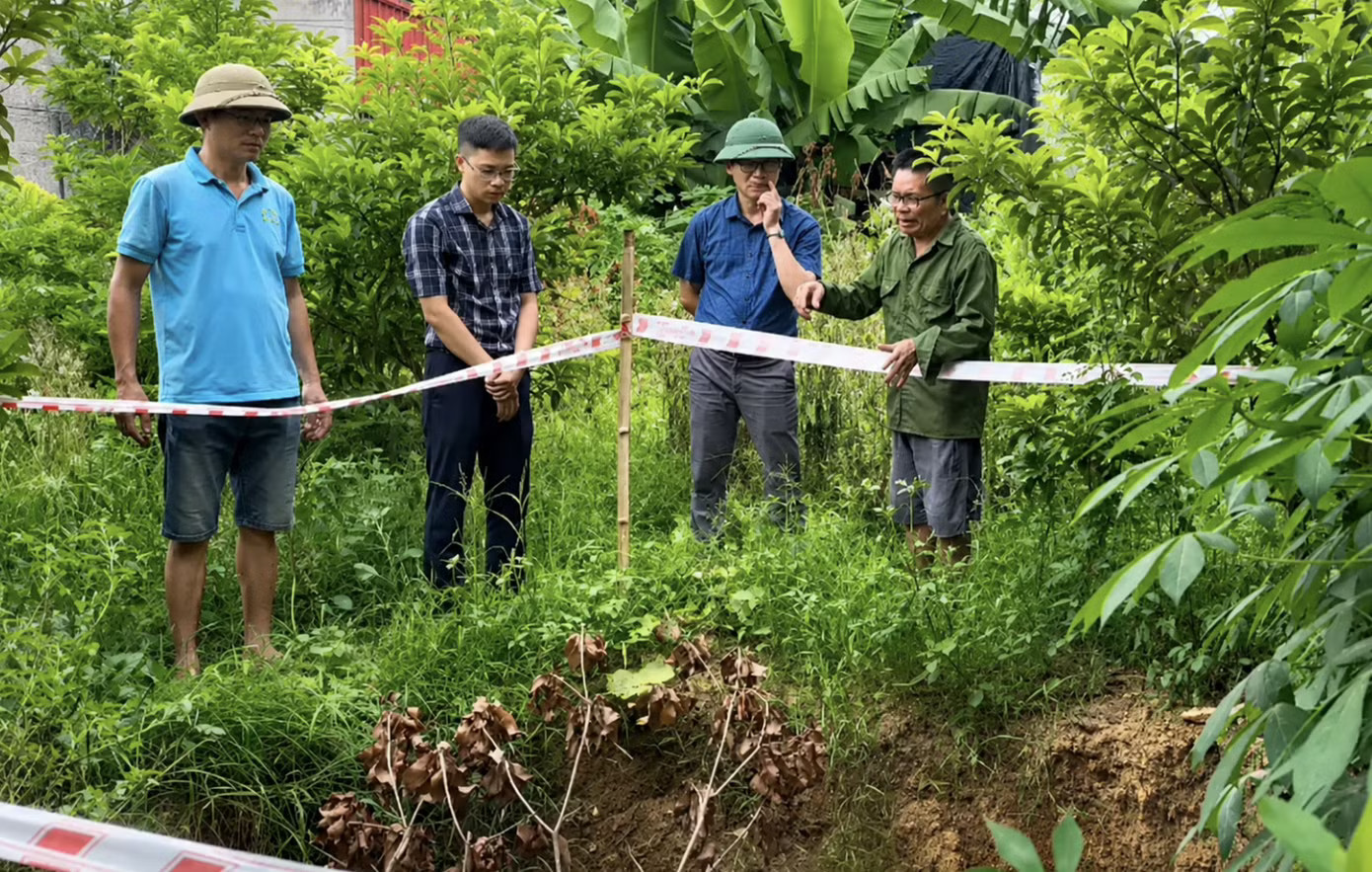 Xuất hiện hố ‘tử thần’ ở Ninh Bình, khuyến cáo người dân sơ tán - Ảnh 1.