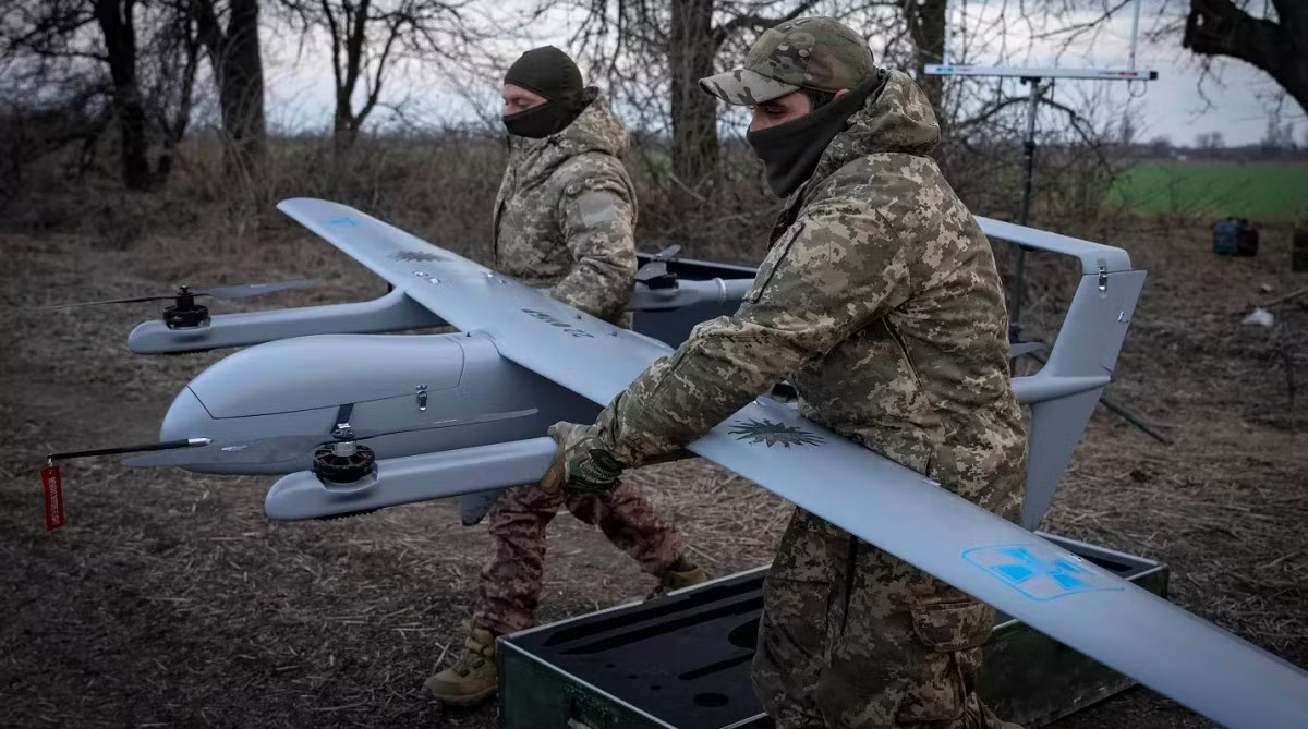 UAV ở Ukraine. Ảnh: AP. Vũ khí từ Ukraine tràn vào chợ đen, mafia Ý bị phát hiện mua UAV - Ảnh 3.