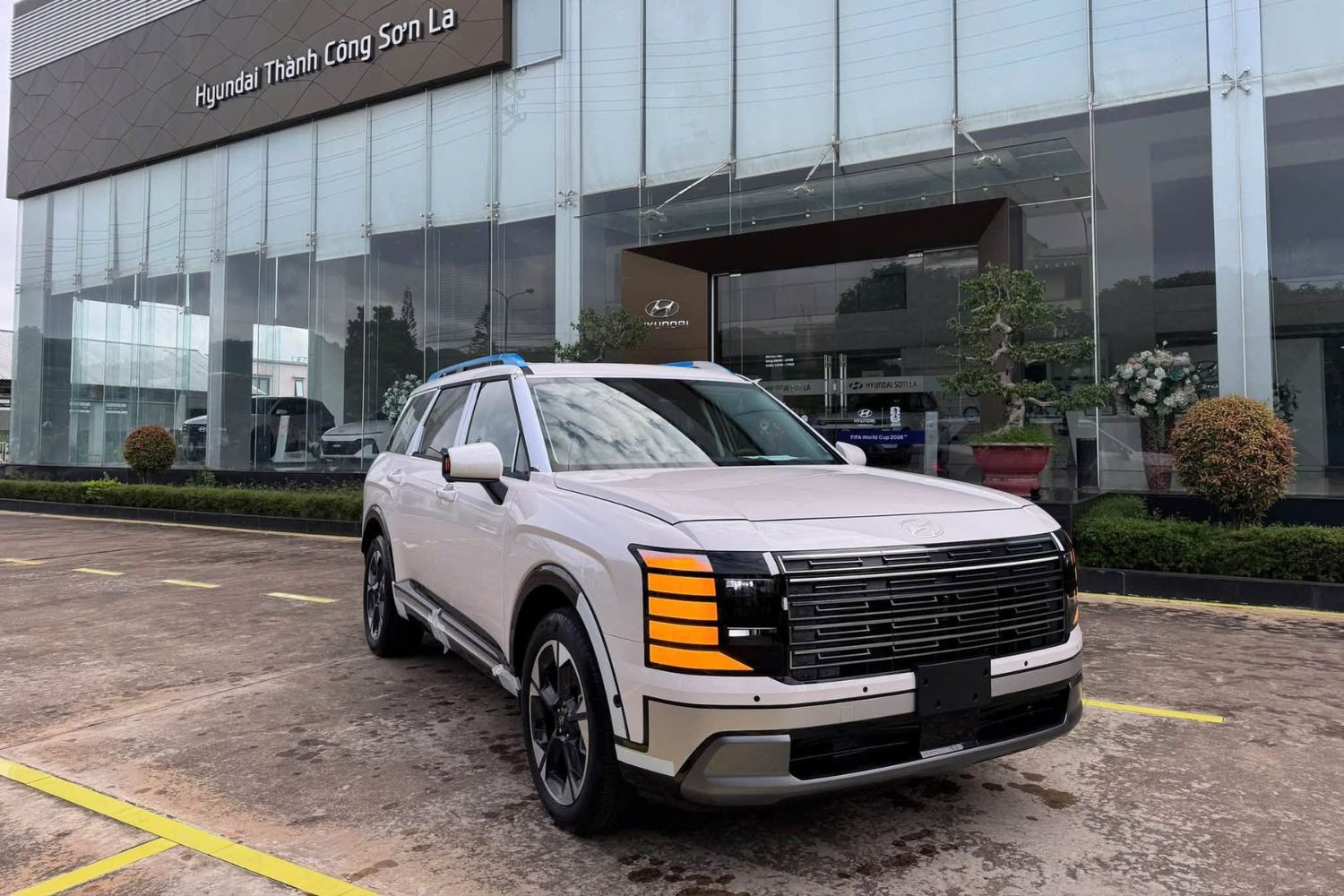 Hyundai Palisade phiên bản Prestige Hybrid tại cửa hàng