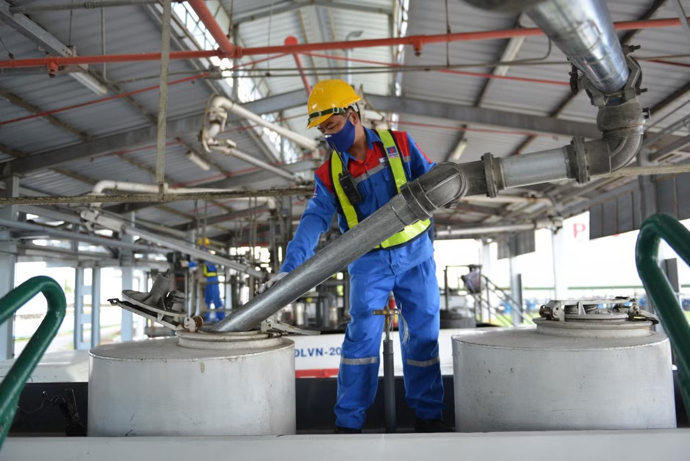 Cử tri đề nghị Chính phủ chỉ đạo các bộ, ngành điều hành giá xăng dầu linh hoạt hơn, xem xét giảm thêm các loại thuế, phí. Bộ Tài chính trả lời kiến nghị giảm thuế, phí trong giá xăng dầu - Ảnh 1.