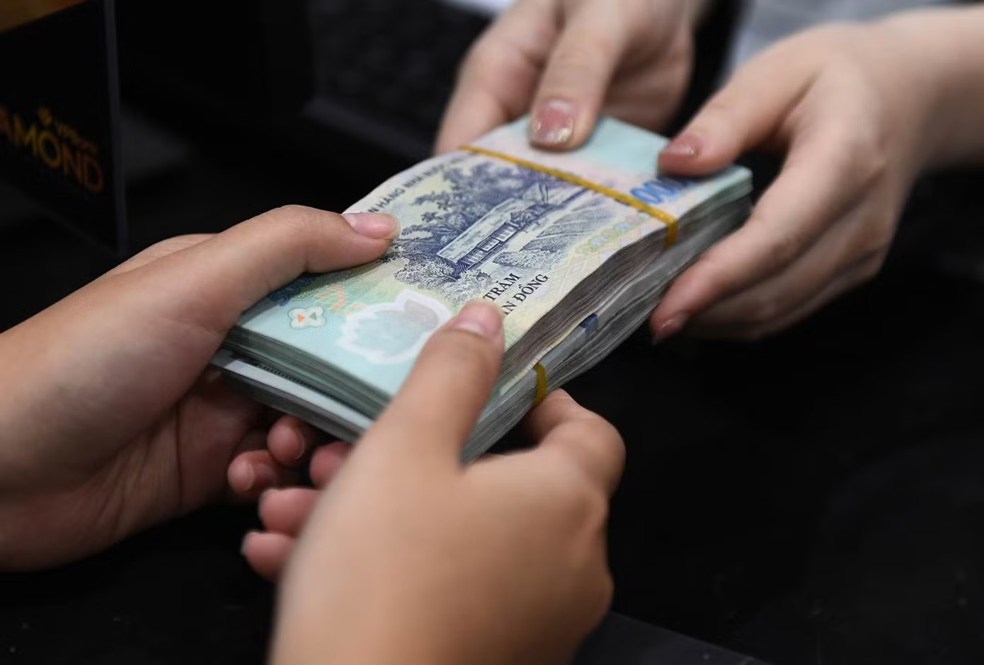 Hiện tại, mặt bằng lãi suất cho vay cá nhân tại Việt Nam thường dao động trong khoảng từ 6% đến 12% mỗi năm đối với các khoản vay có tài sản đảm bảo. Ảnh: Nam Khánh. Vay 500 triệu trong 1 năm lãi suất bao nhiêu? - Ảnh 1.