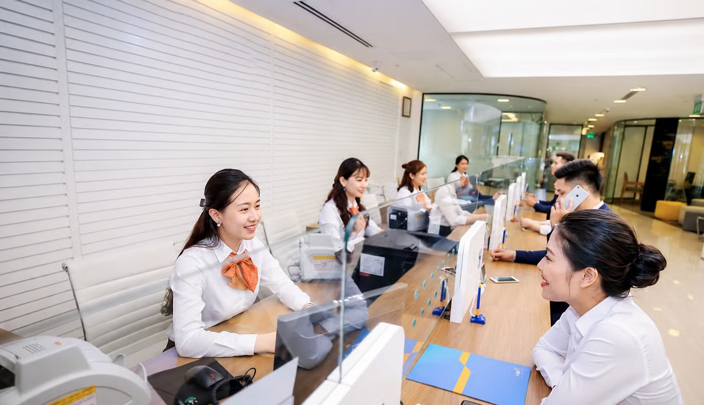 Có ngân hàng giảm hàng trăm nhân sự trong 6 tháng đầu năm. Những ngân hàng giảm mạnh lợi nhuận - Ảnh 1.