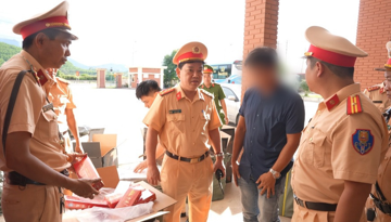 Kiểm tra bất ngờ một xe khách, công an phát hiện 37 thùng hàng được bọc trong bao tải màu xanh bất thường