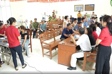 Người dân xếp hàng nhận bồi thường tại dự án sân vận động VinFast
