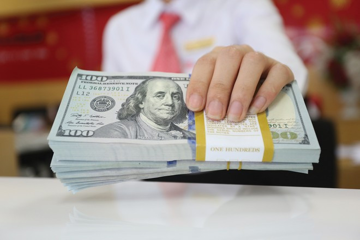 Tỷ giá hôm nay 31/7: Tỷ giá trung tâm tiếp đà tăng, USD ngân hàng giảm 50 đồng