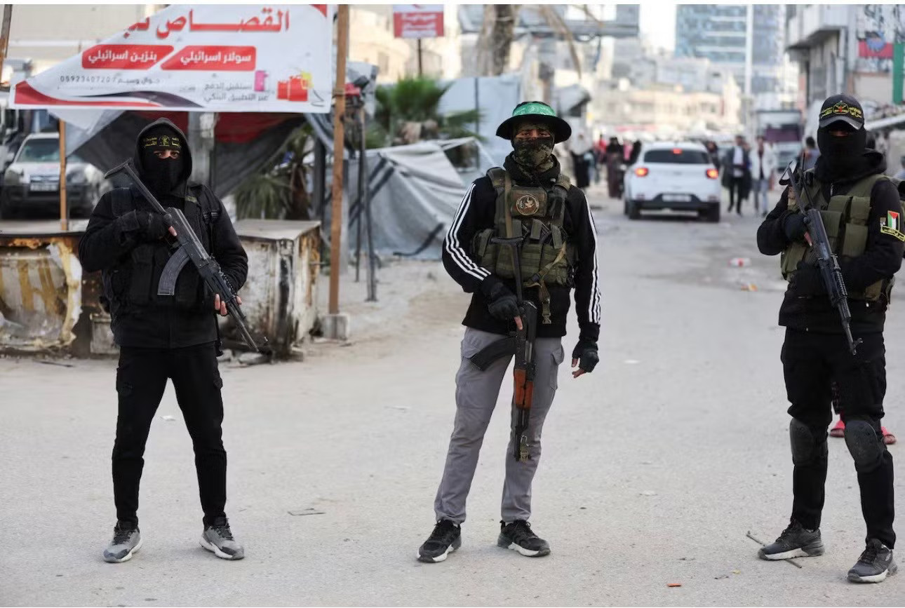 Các thành viên Hamas ở Dải Gaza. (Ảnh: Reuters) Tổng thống Mỹ Trump: ‘Hội đồng Hòa bình’ đạt thỏa thuận giải giáp Dải Gaza - Ảnh 1.