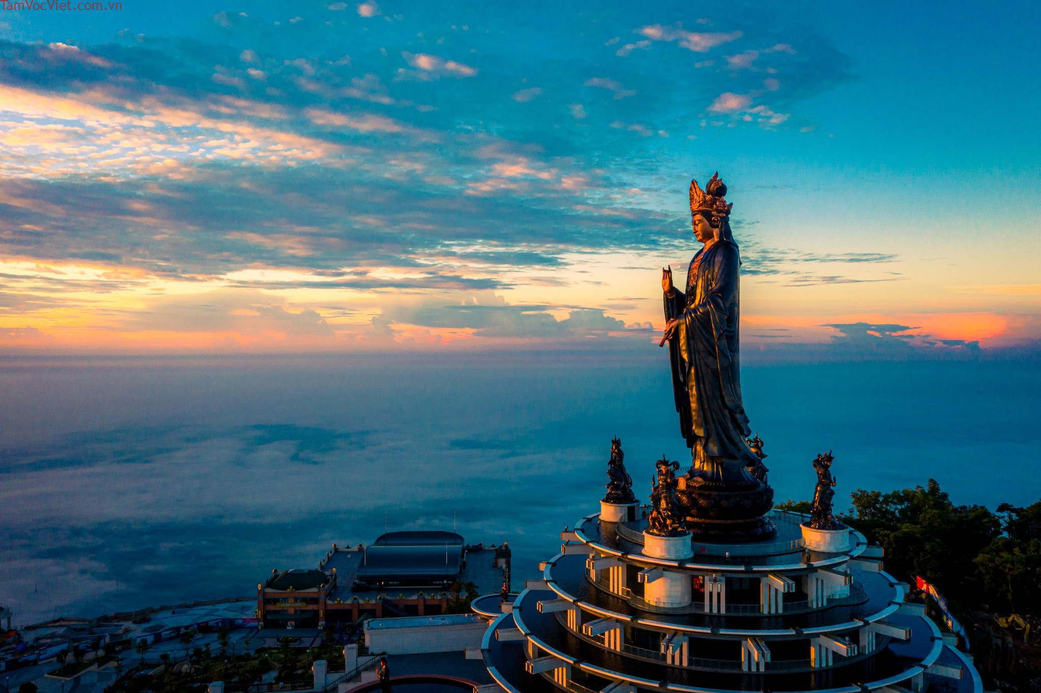 tuong-phat-ba-tay-bo-da-son-gay-an-tuong-voi-chieu-cao-72m-va-duc-tu-170-tan-dong-do_1785407696.jpeg