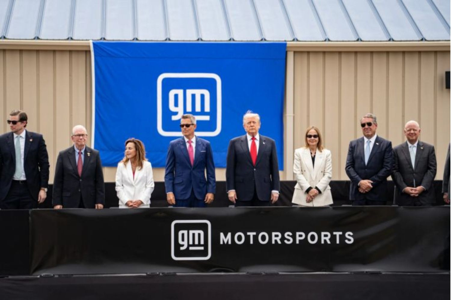 Ông Trump trong chuyến thăm Trung tâm thử nghiệm Milford Proving Ground của General Motors (GM)