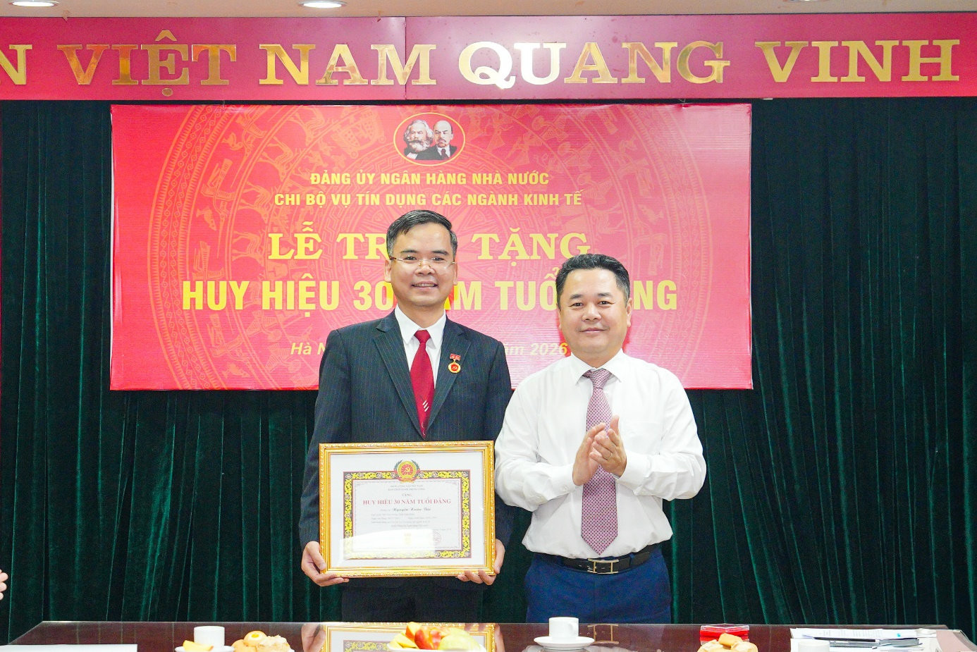 Phó Thống đốc Nguyễn Ngọc Cảnh trao tặng Huy hiệu 30 năm tuổi Đảng cho đồng chí Nguyễn Xuân Bắc - Ảnh 1.