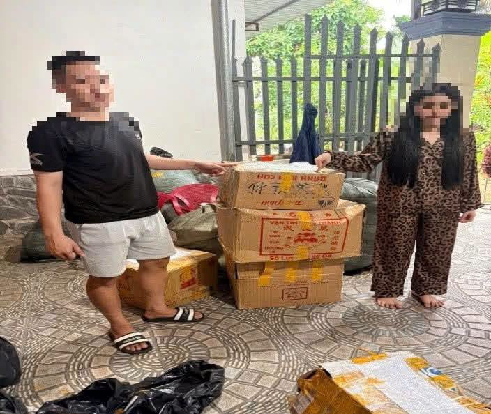 Theo dõi 4 tài khoản Facebook, TikTok chuyên livestream quần áo, nữ chủ shop SN 2004 bị công an kiểm tra - Ảnh 1.