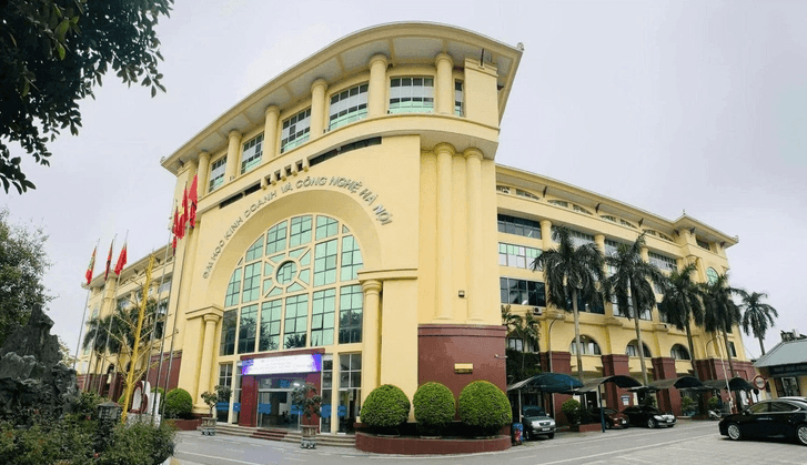 Đình chỉ học 1 năm đối với 2 nữ sinh Y khoa livestream chửi tục, dọa 'tiêm thuốc độc' người khác - Ảnh 1.