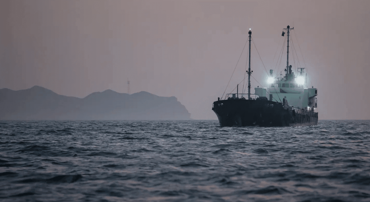 Nguồn cung qua Hormuz cải thiện, giá dầu hạ nhiệt sau căng thẳng Mỹ - Iran - Ảnh 1.