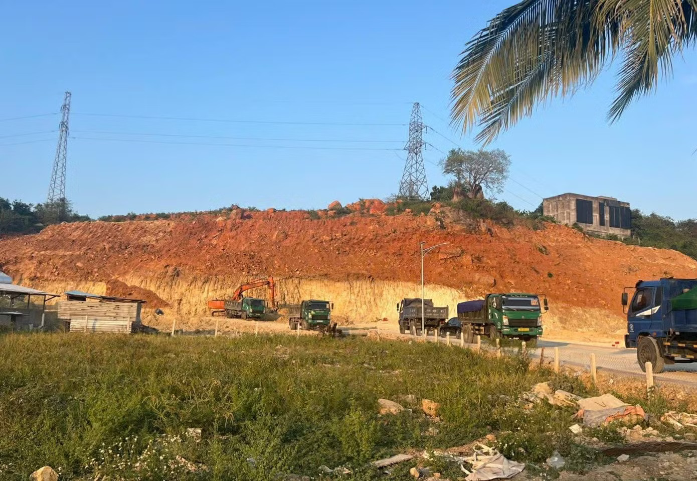 Công trình nghìn tỷ 'chờ' vật liệu: Bài 3- Đại công trình 'khát' vật liệu san lấp - Ảnh 2.