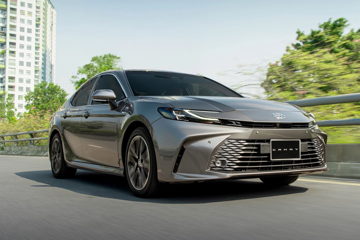 Cuộc chơi đổi chiều ở nhóm sedan cỡ D khi Toyota Camry hybrid nhận ưu đãi hàng trăm triệu, loại bỏ bản thuần xăng