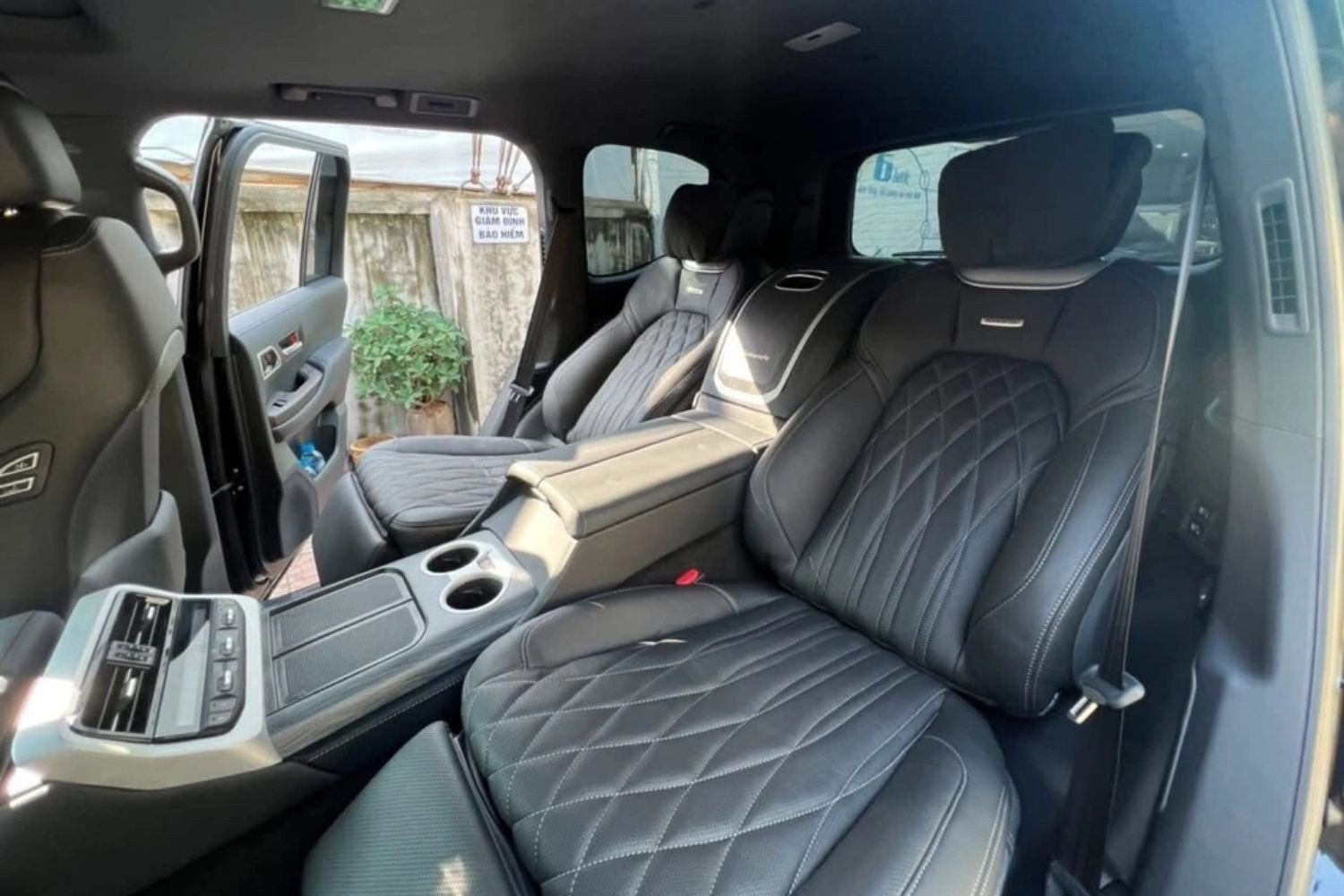 Một chiếc Toyota Land Cruiser LC300 độ toàn bộ các ghế sang loại <a style='text-decoration: none;' href='/MBS'>MBS</a>