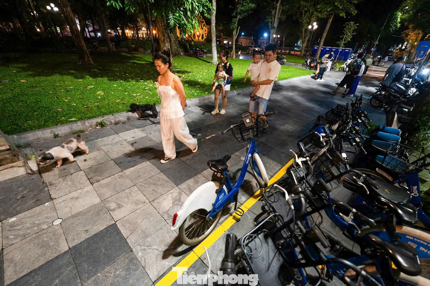 Ngày đầu vùng phát thải thấp Hà Nội: Tài xế đổi lộ trình, người dân dần thích ứng - Ảnh 3.