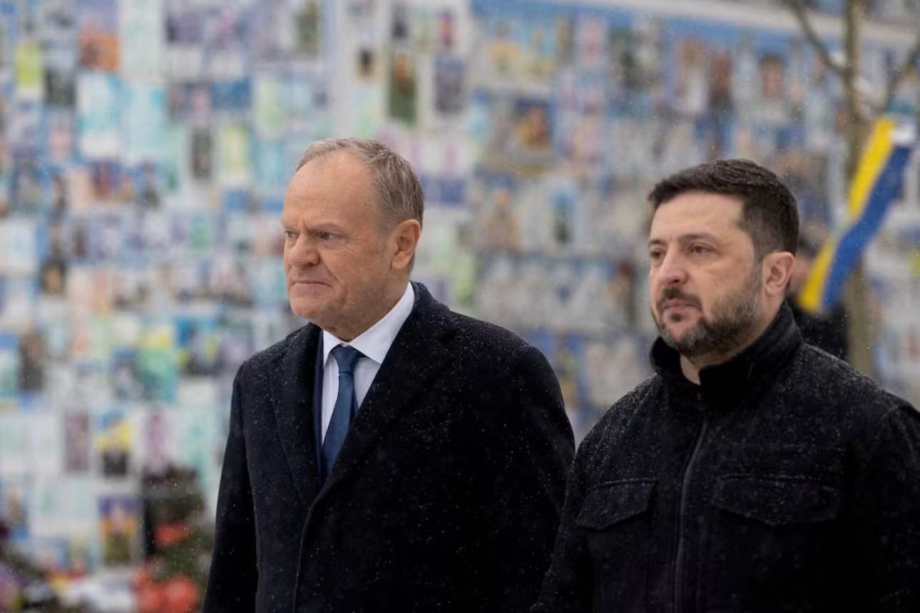 Thủ tướng Ba Lan Donald Tusk (bìa trái) và Tổng thống Ukraine Volodymir Zelensky. (Ảnh: Reuters) Ukraine mong hoà giải, Thủ tướng Ba Lan tuyên bố cứng rắn - Ảnh 1.