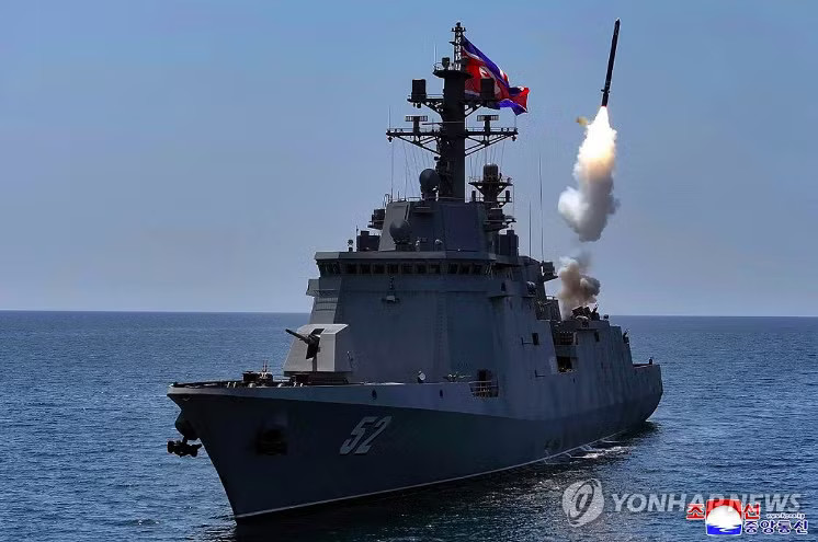 Tàu khu trục Kang Kon của Triều Tiên phóng thử vũ khí ngày 3/7. (Ảnh: KCNA/Yonhap) Chủ tịch Triều Tiên trực tiếp giám sát thử vũ khí từ tàu chiến mới - Ảnh 2.