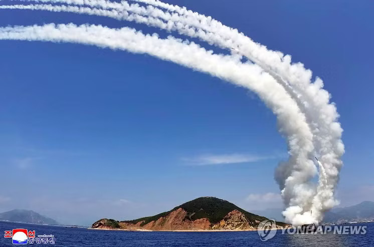Hình ảnh Triều Tiên thử vũ khí trên biển ngày 3/7. (Ảnh: KCNA/Yonhap) Chủ tịch Triều Tiên trực tiếp giám sát thử vũ khí từ tàu chiến mới - Ảnh 1.