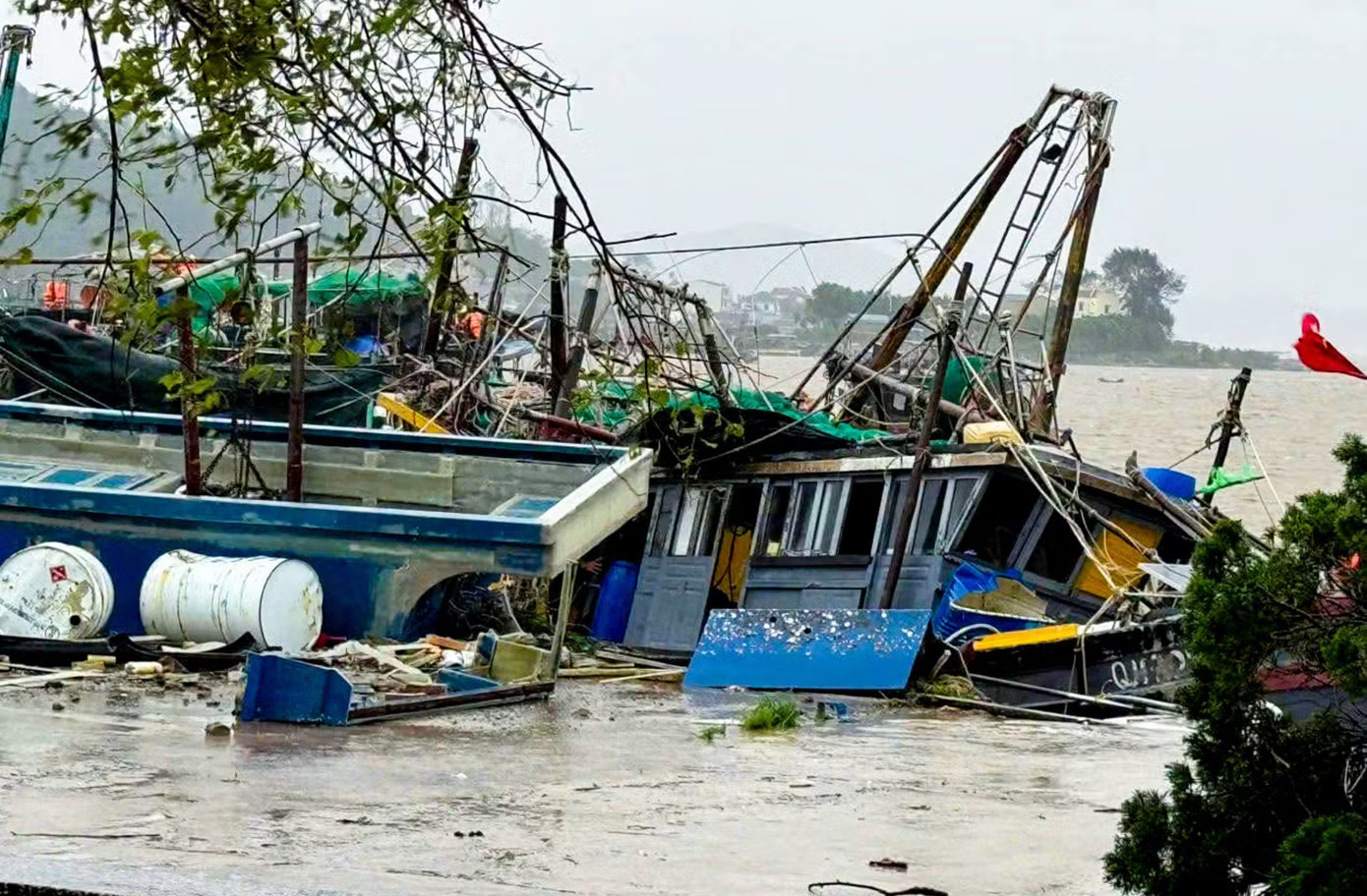Móng Cái tan hoang không nhận ra sau bão số 1 - Ảnh 10.