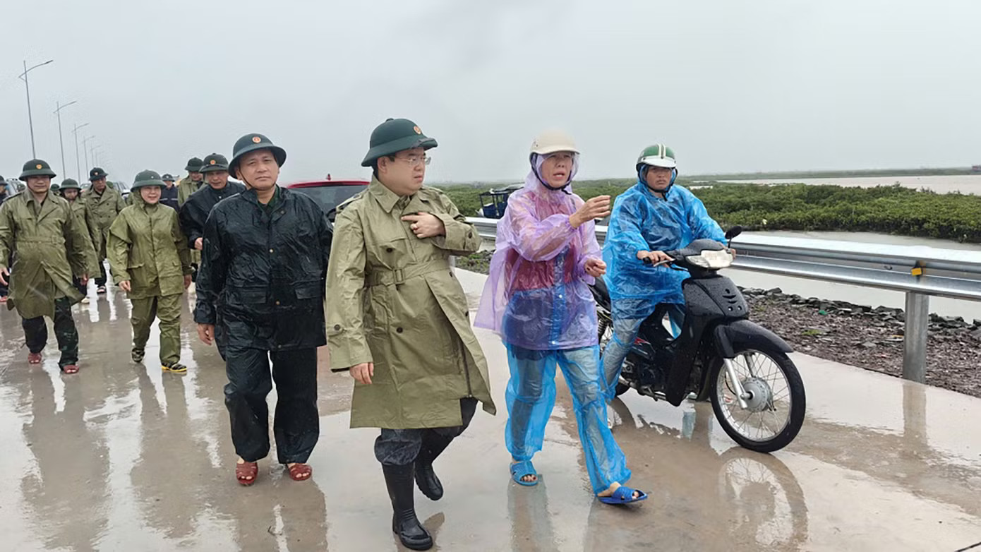 Móng Cái tan hoang không nhận ra sau bão số 1 - Ảnh 12.