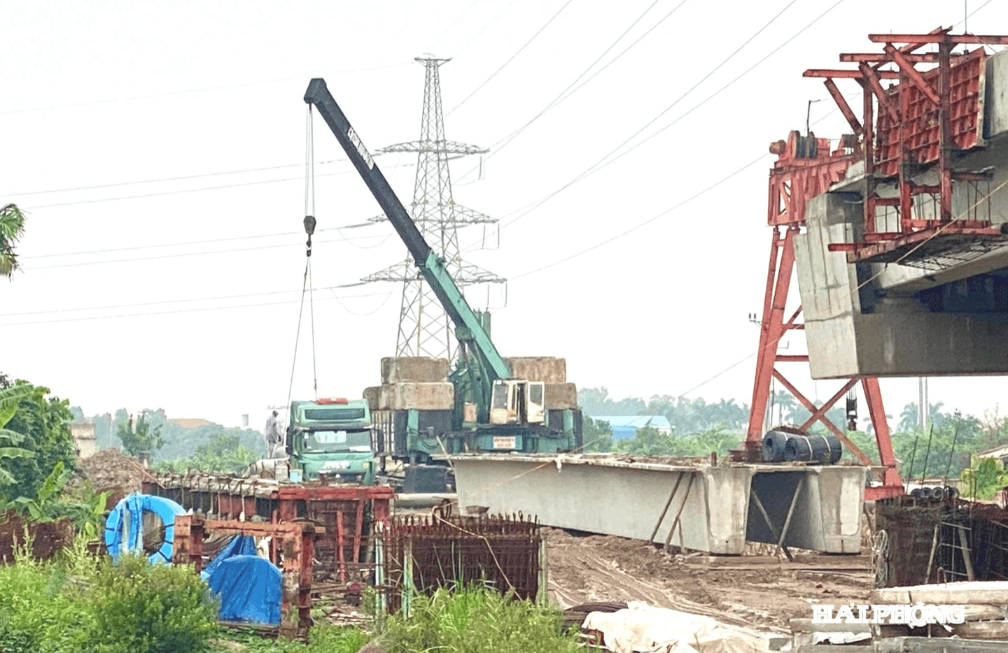 Cây cầu đầu tiên bắc qua sông Thái Bình nối Bắc Ninh - Hải Phòng sau gần 2 năm khởi công: Đã thành hình, gấp rút hoàn thiện sau ít tháng nữa - Ảnh 2.