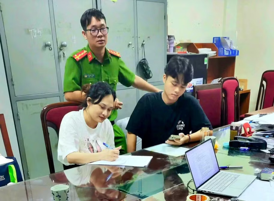 Bị can Ngô Thị Thêu (áo trắng). Vợ cũ của Mr Hunter khai về nguồn gốc 143 miếng vàng bị cảnh sát thu giữ - Ảnh 1.