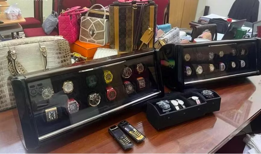 Thu loạt xe sang, hàng chục đồng hồ xa xỉ, túi xách hàng hiệu tại nhà bạn gái của Mr Pips - Ảnh 1.