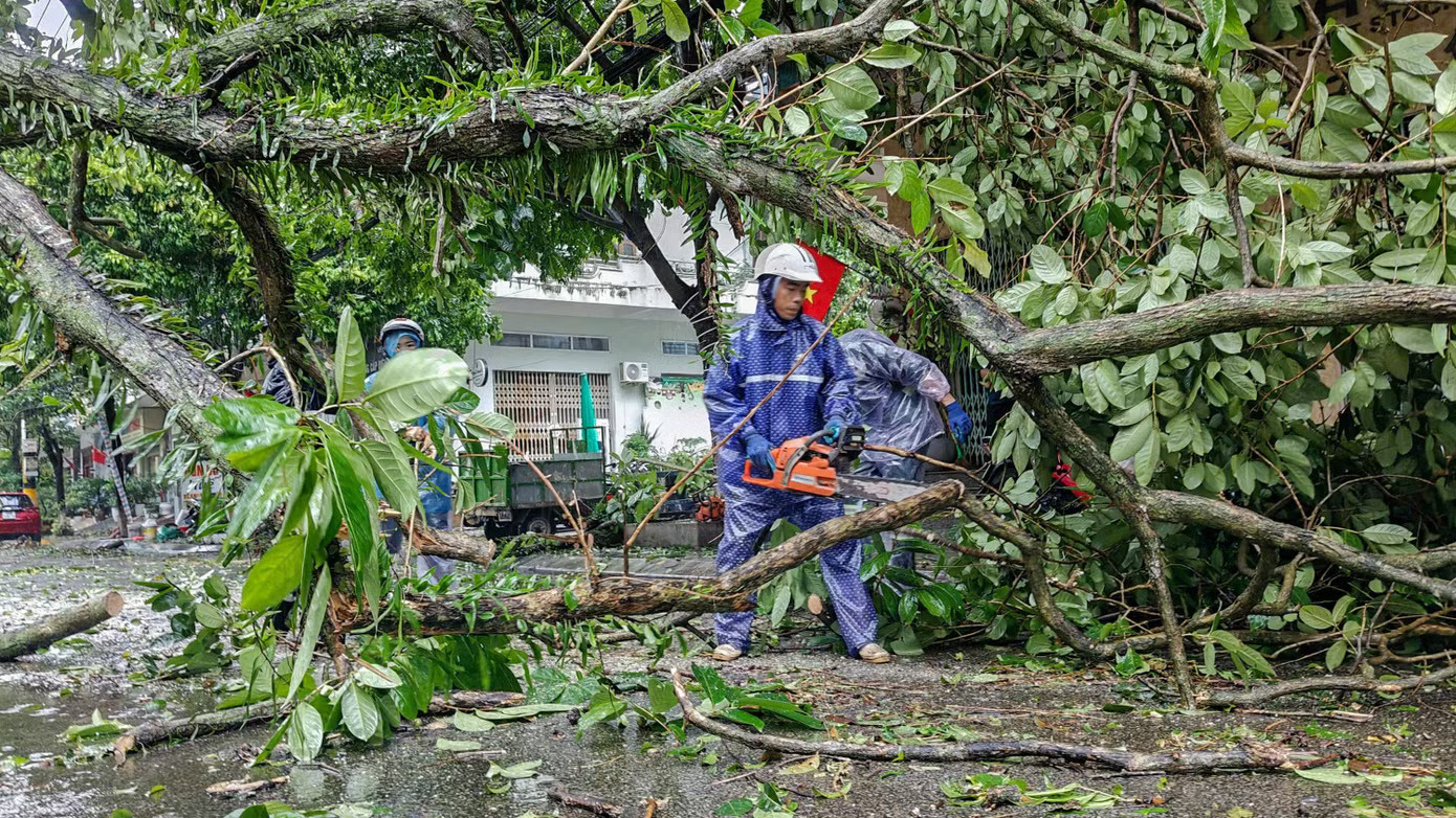 Móng Cái tan hoang không nhận ra sau bão số 1 - Ảnh 5.
