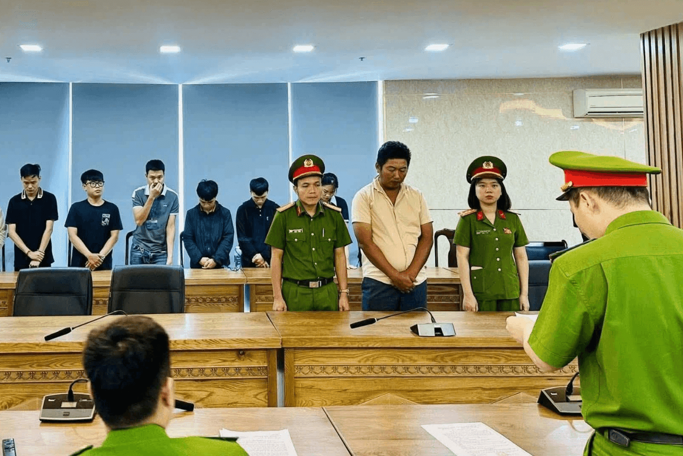 Khởi tố 97 đối tượng, phong tỏa hơn 1.000 tài khoản ngân hàng, thu giữ 15 máy in, máy tính cùng 500 con dấu trong đường dây rửa tiền hơn 67.000 tỷ đồng - Ảnh 4.