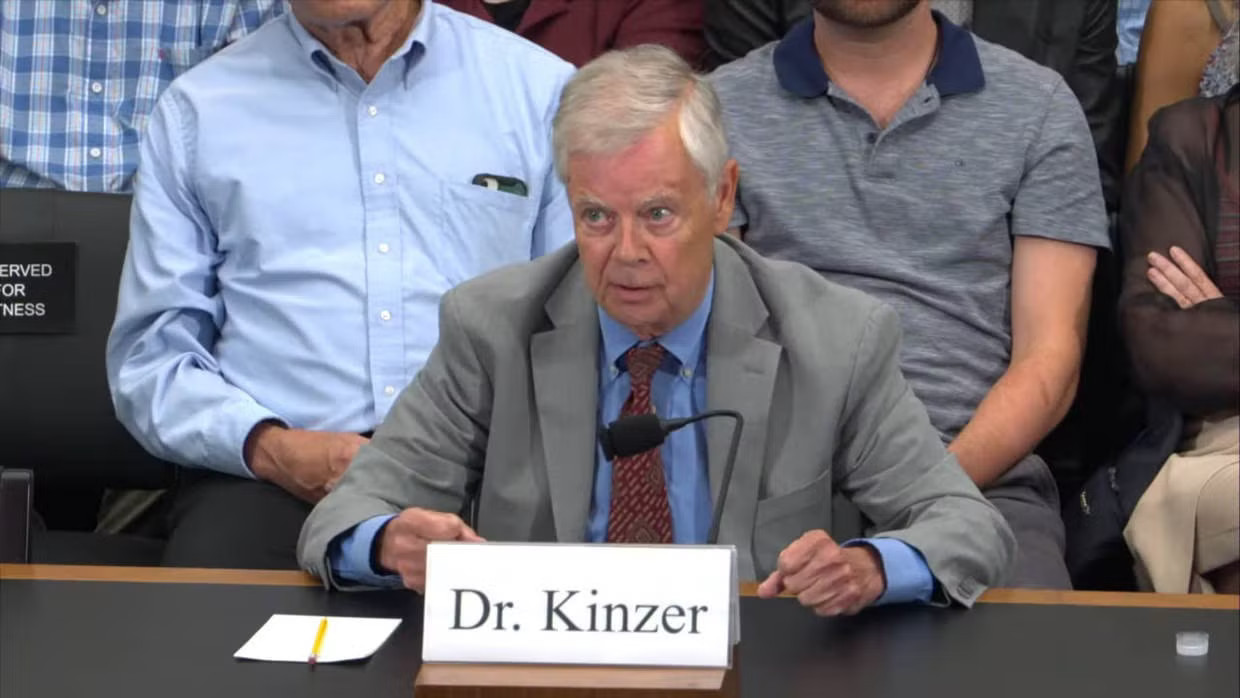 Nhà báo-nhà sử học Stephen Kinzer cho rằng điều đáng lo ngại nhất không chỉ là những gì đã xảy ra trong Chiến tranh Lạnh mà còn là khả năng chương trình MKULTRA có thể đã tiến hóa cùng công nghệ hiện đại như AI... Ảnh: GOP Oversight. Bí mật kinh hoàng của CIA có nguy cơ bị phơi bày sau hơn 70 năm - Ảnh 7.