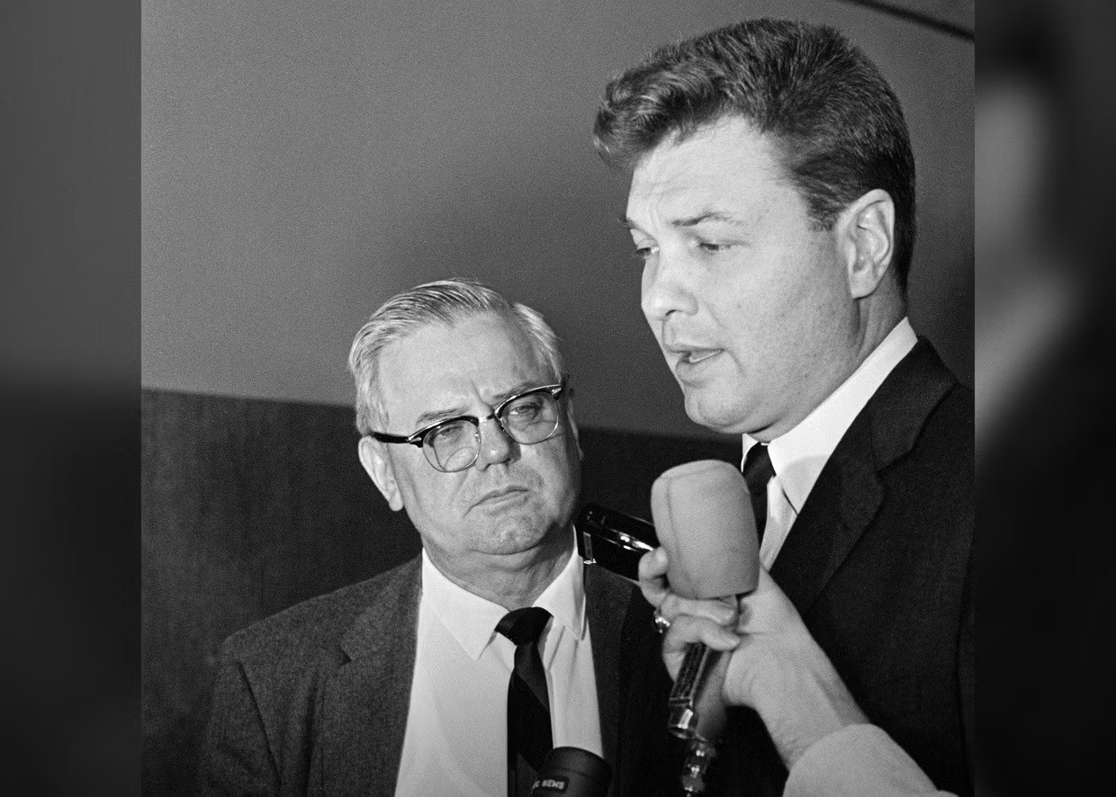 Bác sĩ tâm thần Louis Jolyon West (phải) có liên quan dự án tuyệt mật MKULTRA. Ảnh: AP. Bí mật kinh hoàng của CIA có nguy cơ bị phơi bày sau hơn 70 năm - Ảnh 5.