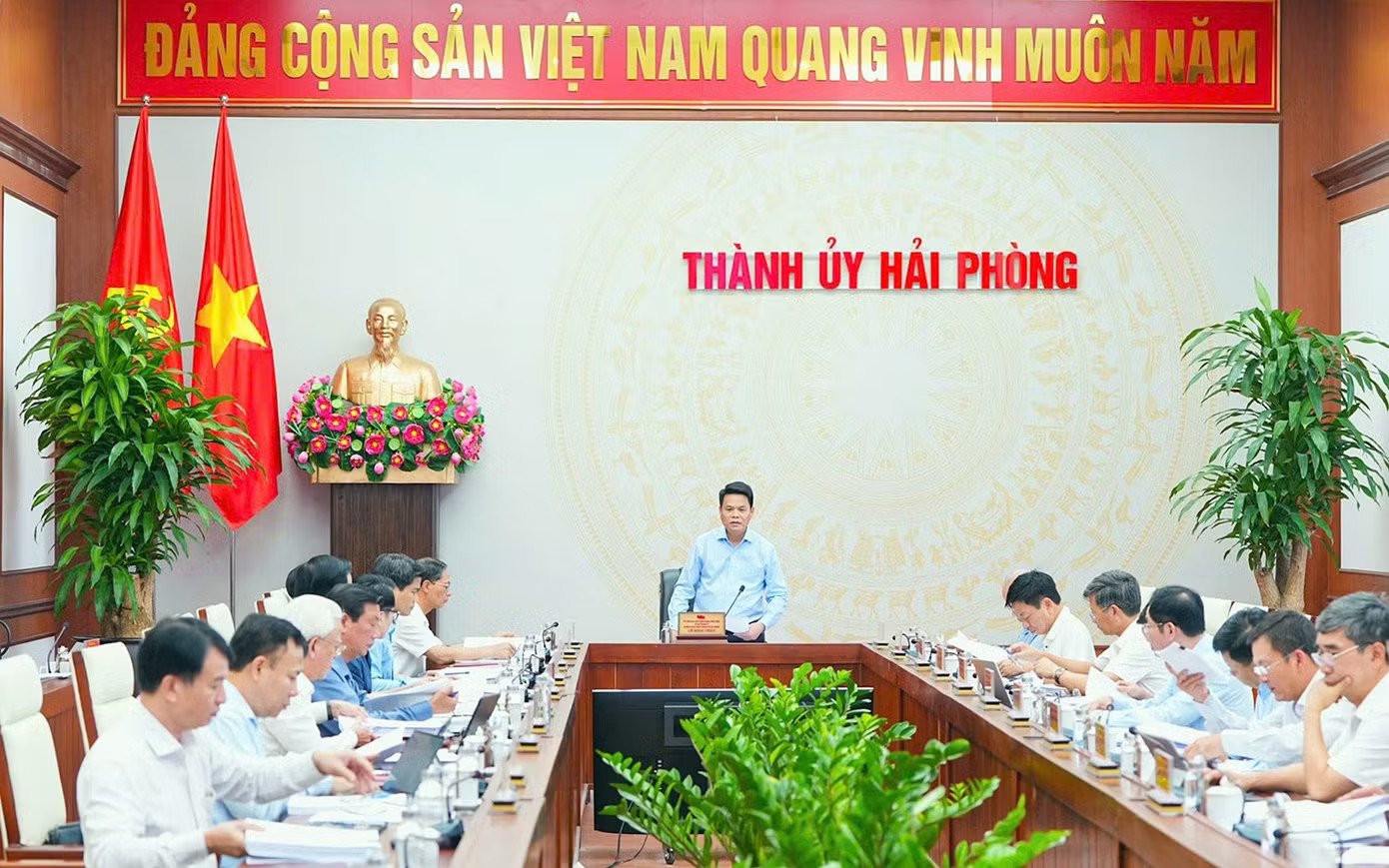 Ông Lê Ngọc Châu - Bí thư Thành ủy Hải Phòng - chủ trì buổi họp Ban Thường vụ Thành ủy thông qua chủ trương đầu tư nhà máy sản xuất đế mạch đóng gói bán dẫn LG Innotek Hải Phòng. Đầu tư nhà máy sản xuất đế mạch bán dẫn 1 tỷ USD ở Hải Phòng - Ảnh 1.