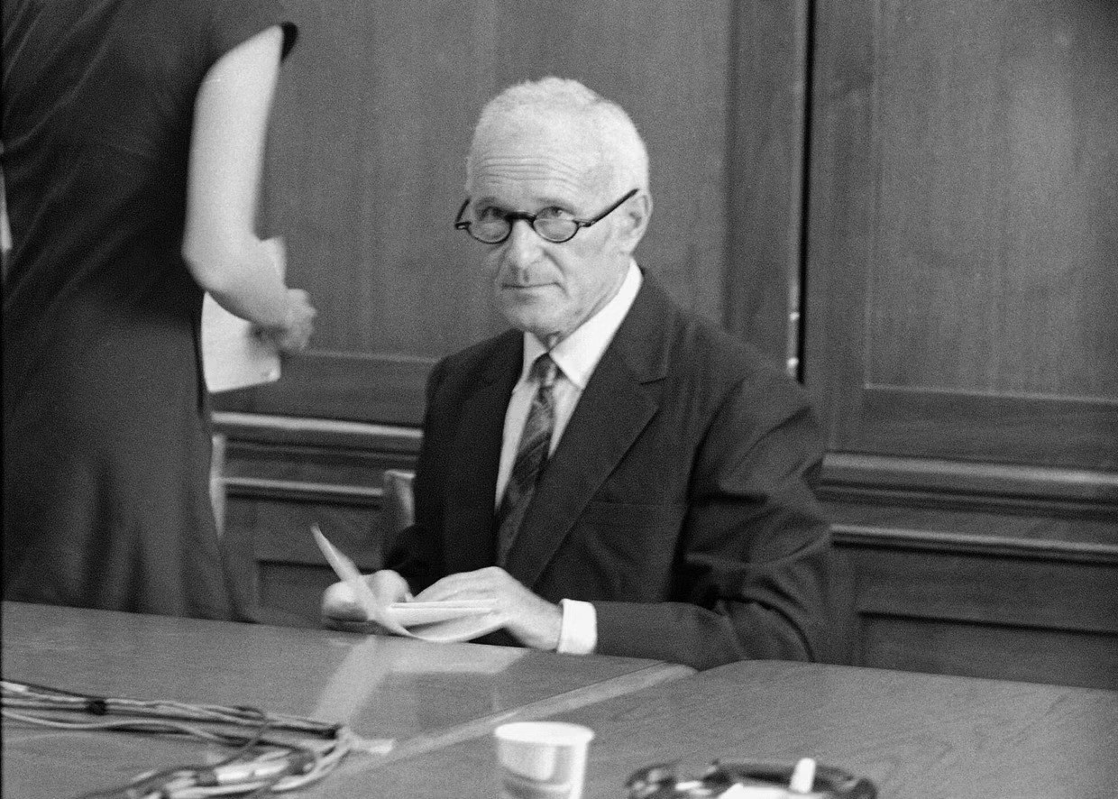 Ông Sidney Gottlieb - người điều hành chương trình thao túng và kiểm soát tâm trí tuyệt mật mang tên MKULTRA trong thời kỳ Chiến tranh Lạnh. Ảnh: AP. Bí mật kinh hoàng của CIA có nguy cơ bị phơi bày sau hơn 70 năm - Ảnh 4.