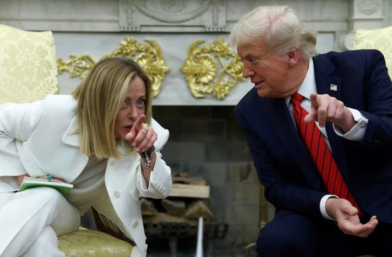 Tổng thống Mỹ Donald Trump và Thủ tướng Ý Giorgia Meloni trong cuộc gặp tại Nhà Trắng, tháng 4/2025. (Ảnh: Reuters) Tổng thống Mỹ Trump lại công kích Thủ tướng Ý - Ảnh 1.