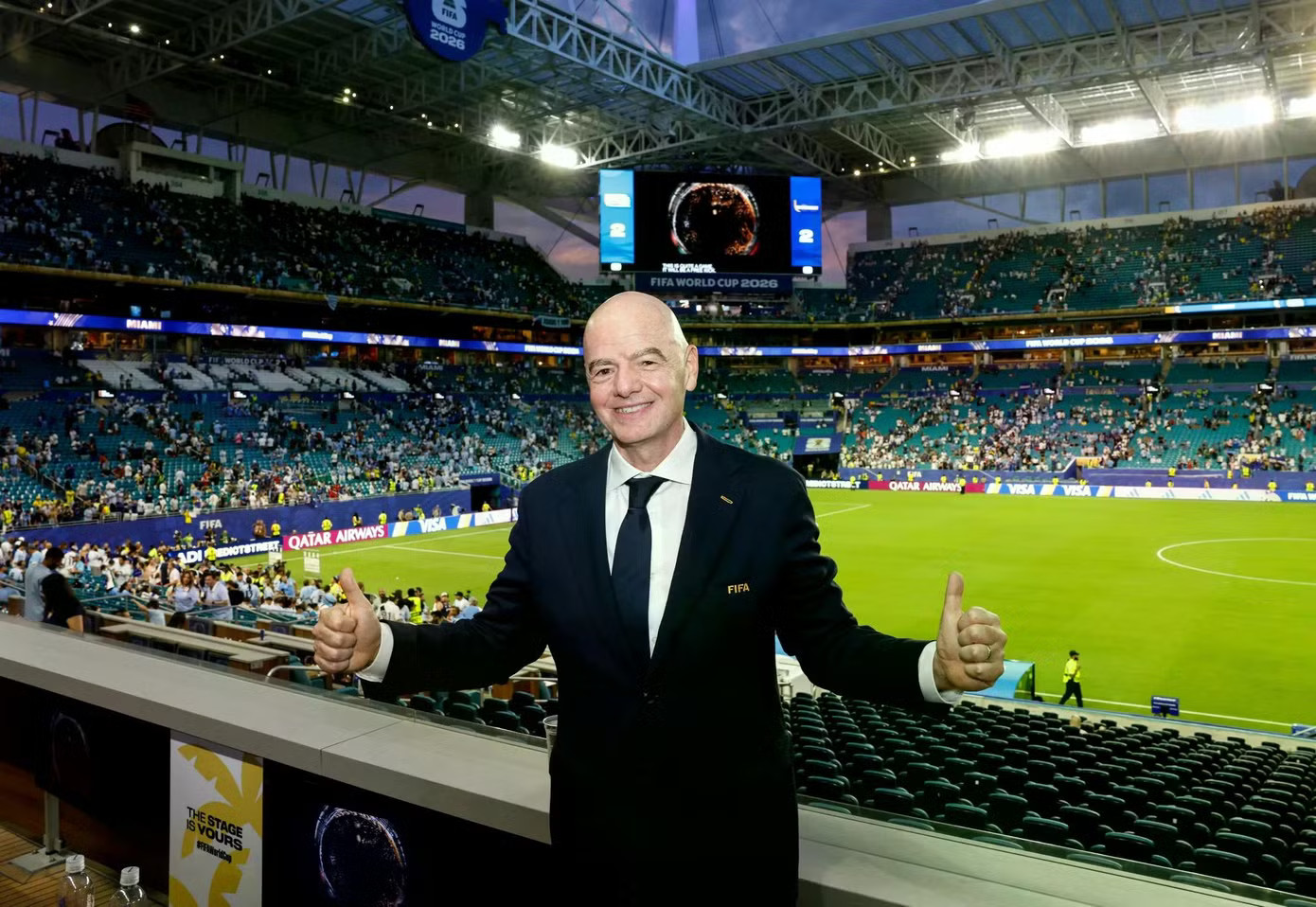 Ông Gianni Infantino đã tích lũy được rất nhiều dặm bay trong suốt mùa World Cup. Ảnh: Getty. Dùng chuyên cơ riêng đi xem World Cup, Chủ tịch FIFA bị chỉ trích - Ảnh 1.