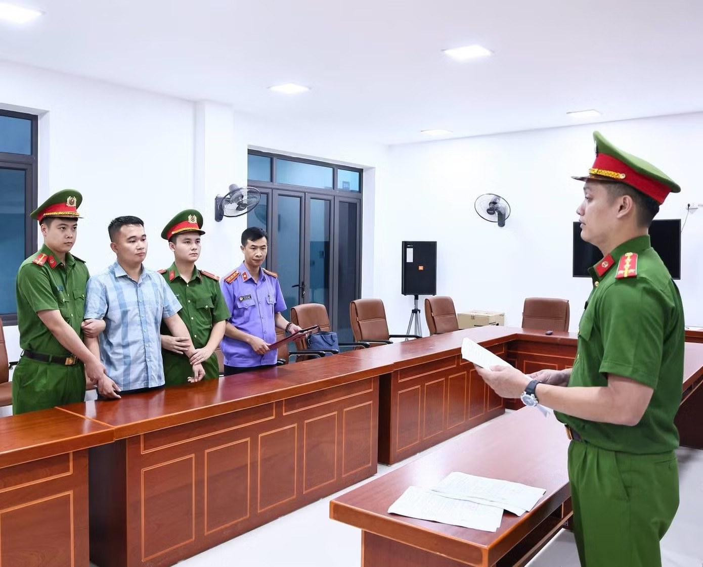 Cơ quan Công an tống đạt quyết định giữ người đối với Nguyễn Hà Duy (SN 1998), giáo viên Trường THPT chuyên Tuyên Quang. Điểm thi bất thường tại Tuyên Quang: Giữ khẩn cấp thầy giáo để tránh tẩu tán tài liệu, xoá bỏ dấu vết - Ảnh 1.