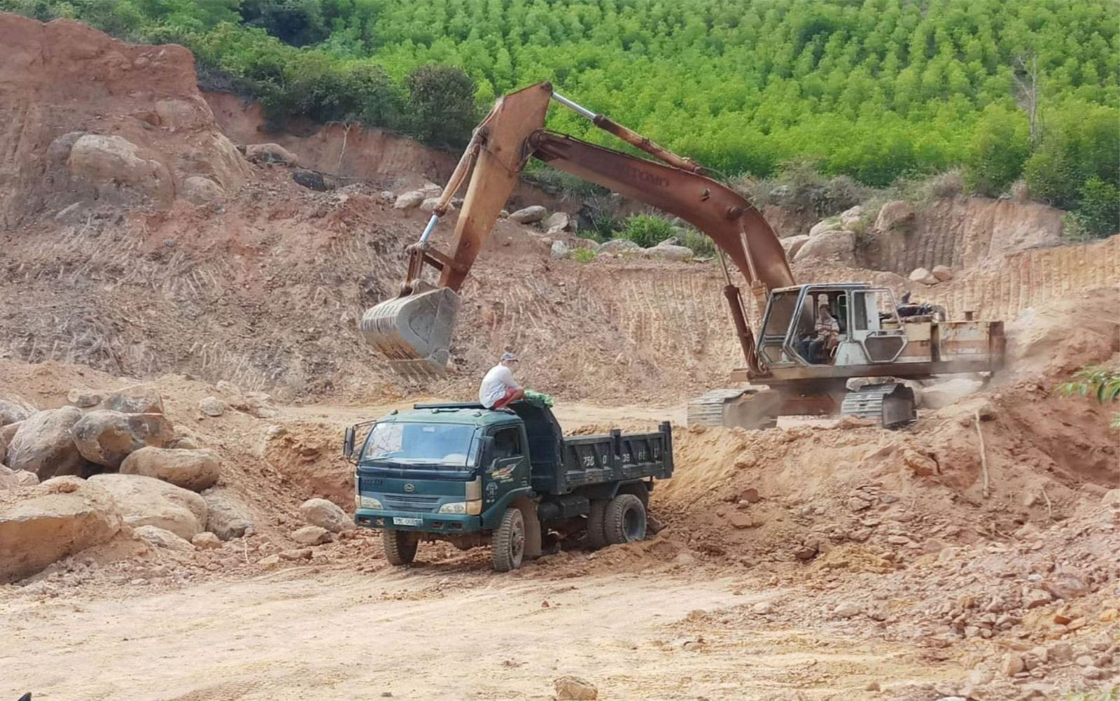 Giá vật liệu, chỉ số giá xây dựng do các địa phương công bố thường chỉ được cập nhật theo tháng, quý và nhiều nơi giá công bố còn chưa sát với giá thực tế. (Ảnh minh họa: Minh Kiên). Công trình nghìn tỷ 'chờ' vật liệu: Bài 5- Gỡ vướng từ đâu? - Ảnh 2.
