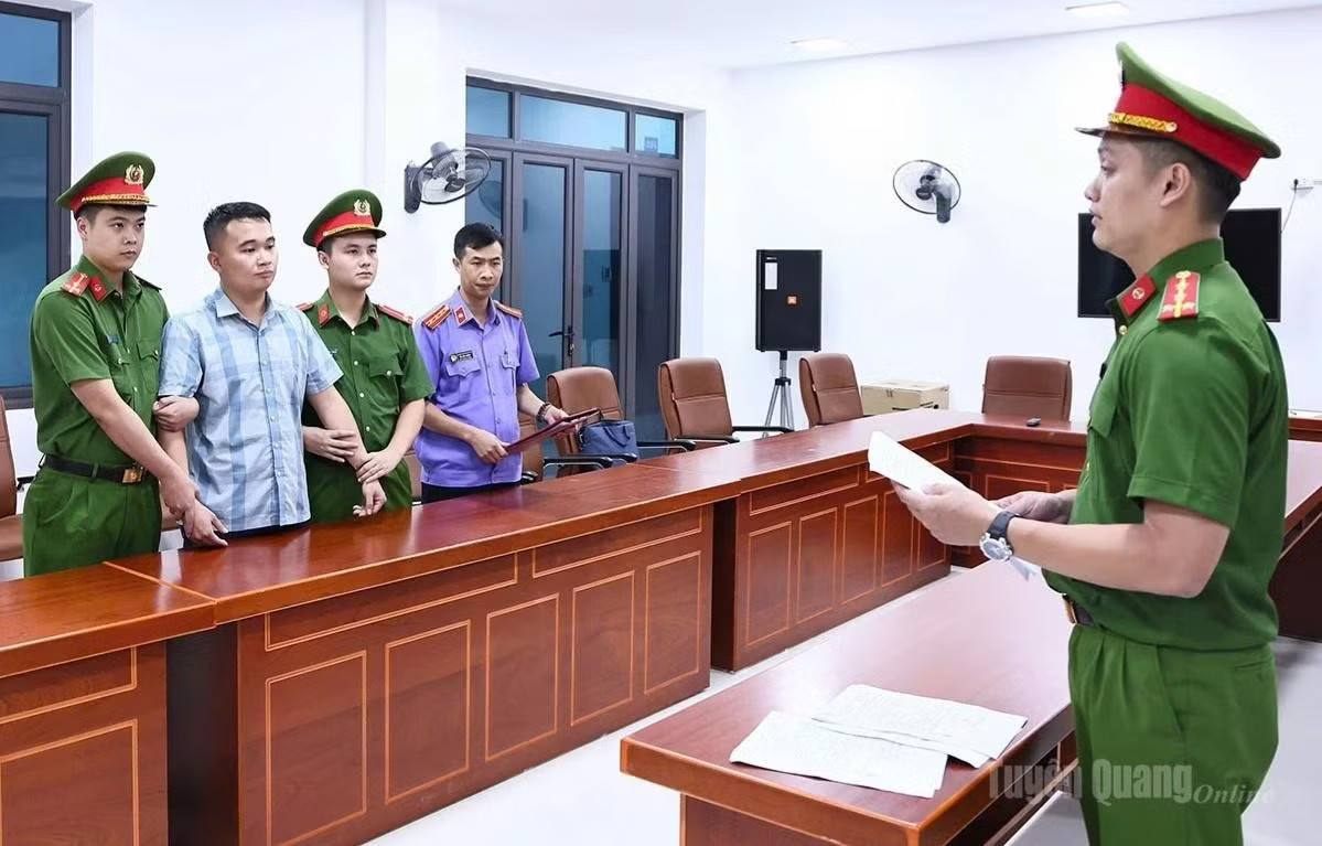 Nguyễn Hà Duy (thứ hai từ trái sang) bị tạm giữ để điều tra liên quan kết quả điểm kì thi tốt nghiệp THPT năm 2026 tại điểm thi Trường THPT Chuyên Tuyên Quang. Ảnh: Báo TUYÊN QUANG Từ vụ điểm toán cao bất thường ở Tuyên Quang: Loại ‘bóng ma’ tiêu cực - Ảnh 2.
