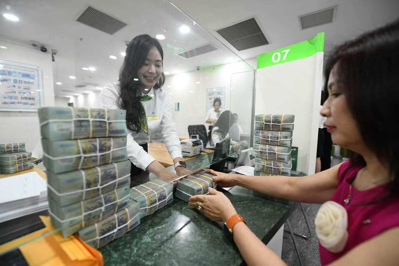 Lãi suất tiết kiệm vượt 9%/năm (ảnh: Như Ý). Đủ cách nâng lãi suất huy động, kéo dòng tiền về ngân hàng - Ảnh 1.