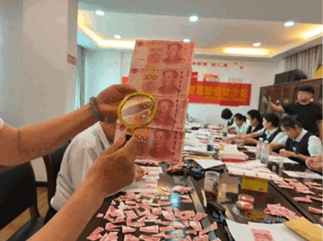 Cụ ông xé nát gần 774 triệu đồng tiền lương hưu vẫn được nhân viên ngân hàng tỉ mỉ ghép lại, đền bù hơn 1 tỷ