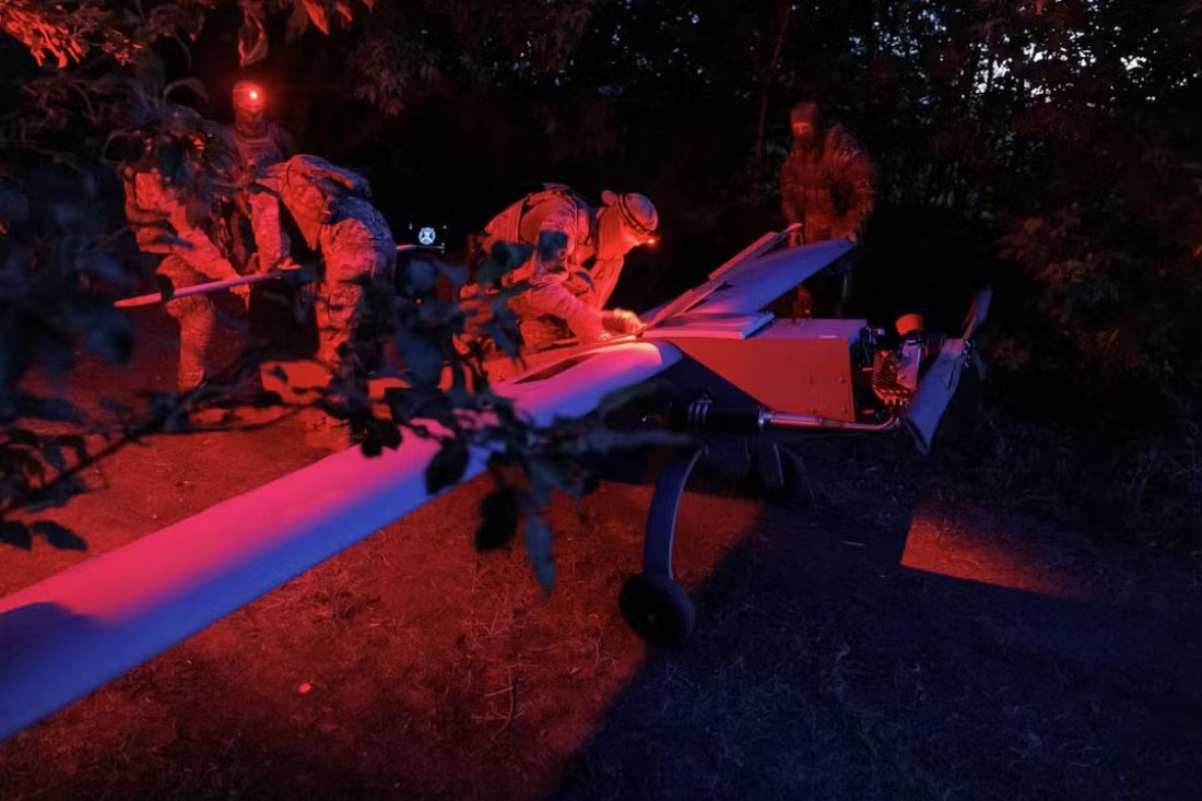 Các thành viên của Trung đoàn 422 Ukraine trang bị UAV Zozulia tại vị trí gần tiền tuyến. (Ảnh: Reuters) Nga tìm cách đối phó mối đe dọa mới từ Ukraine - Ảnh 1.