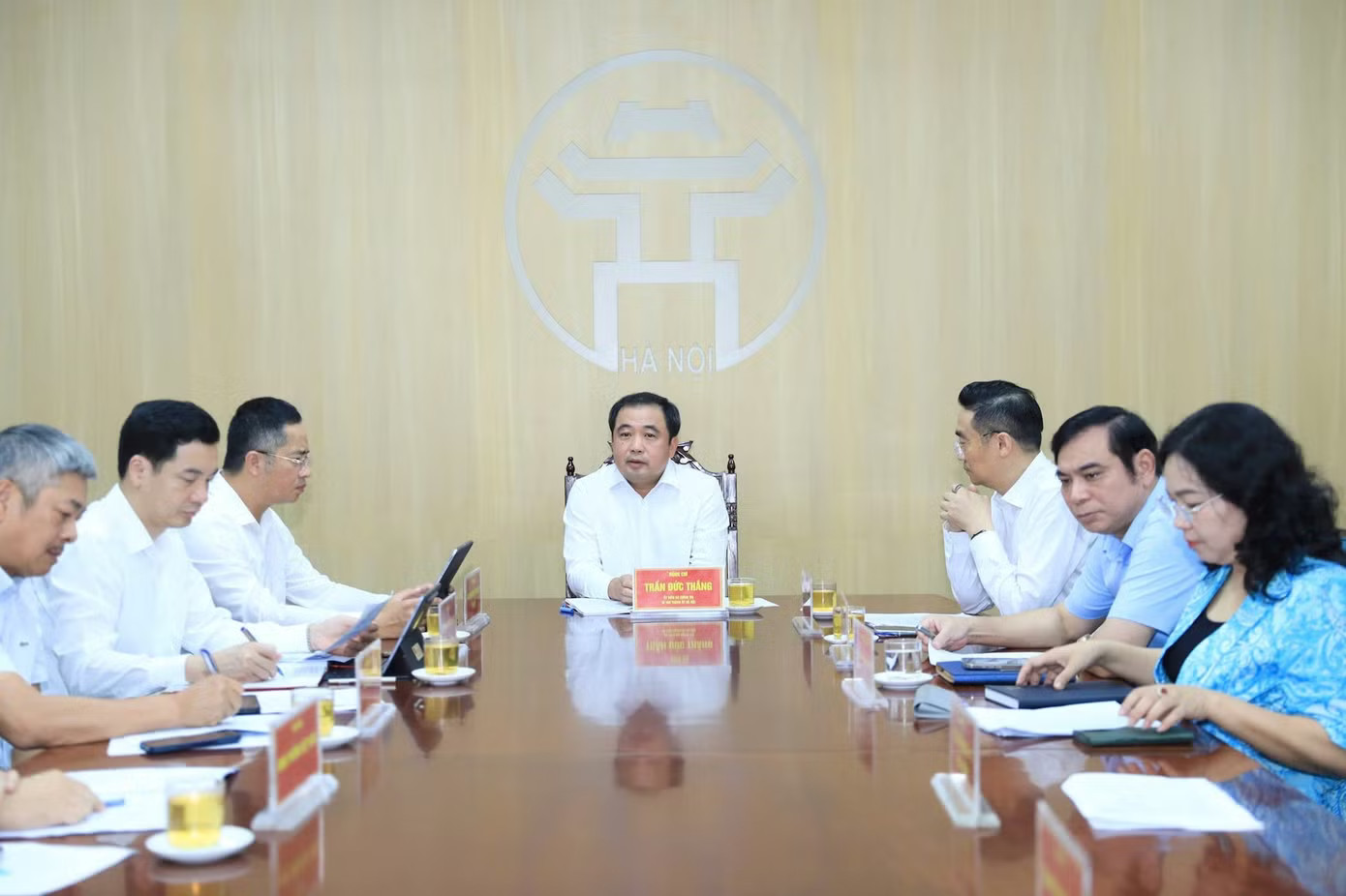 Bí thư Thành ủy Hà Nội Trần Đức Thắng trao đổi tại buổi tiếp công dân. Ảnh: <a style='text-decoration: none;' href='/HNM'>HNM</a>. Bí thư Hà Nội Trần Đức Thắng chỉ đạo giải quyết 5 vụ việc về đất đai, nhà ở của công dân - Ảnh 1.
