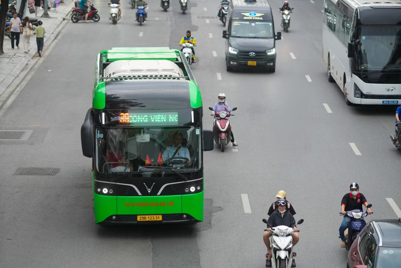 Hà Nội: Khoảng 130.000 lượt khách được miễn phí vé xe buýt trong Vành đai 1 - Ảnh 1.